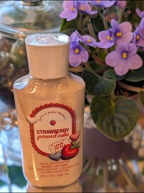 Bath & Body Works Strawberry Pound Cake Lotion NWT